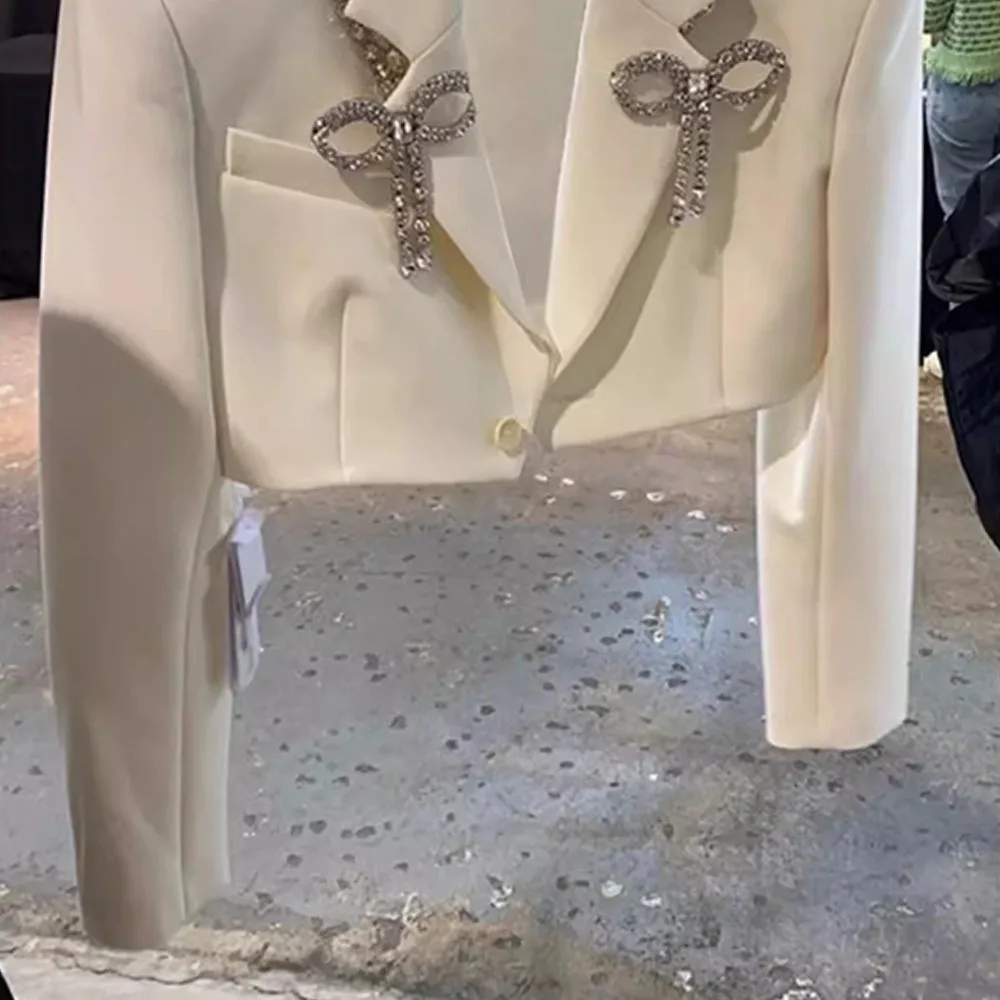 Giacca da abito bianca per donna cappotto di diamanti con fiocco di alta qualità donna primavera autunno 2024 blazer a maniche lunghe di nuova moda