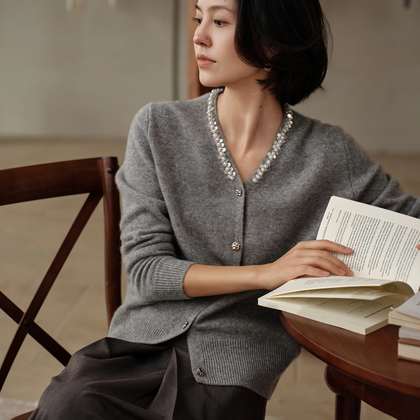 Luxury Autumn Winter Women's 100% Cashmere V-neck Sequined Cardigan Sweater Elegant Style Soft Warm Cashmere Knitted Clothing