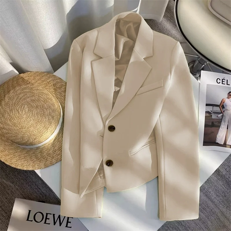 بليزرات سوداء مقصوصة ملابس خارجية للسيدات 2025 سترة قصيرة بياقة مدببة جديدة تناسب الجميع معطف بدلة كوري أنيق بصدر واحد