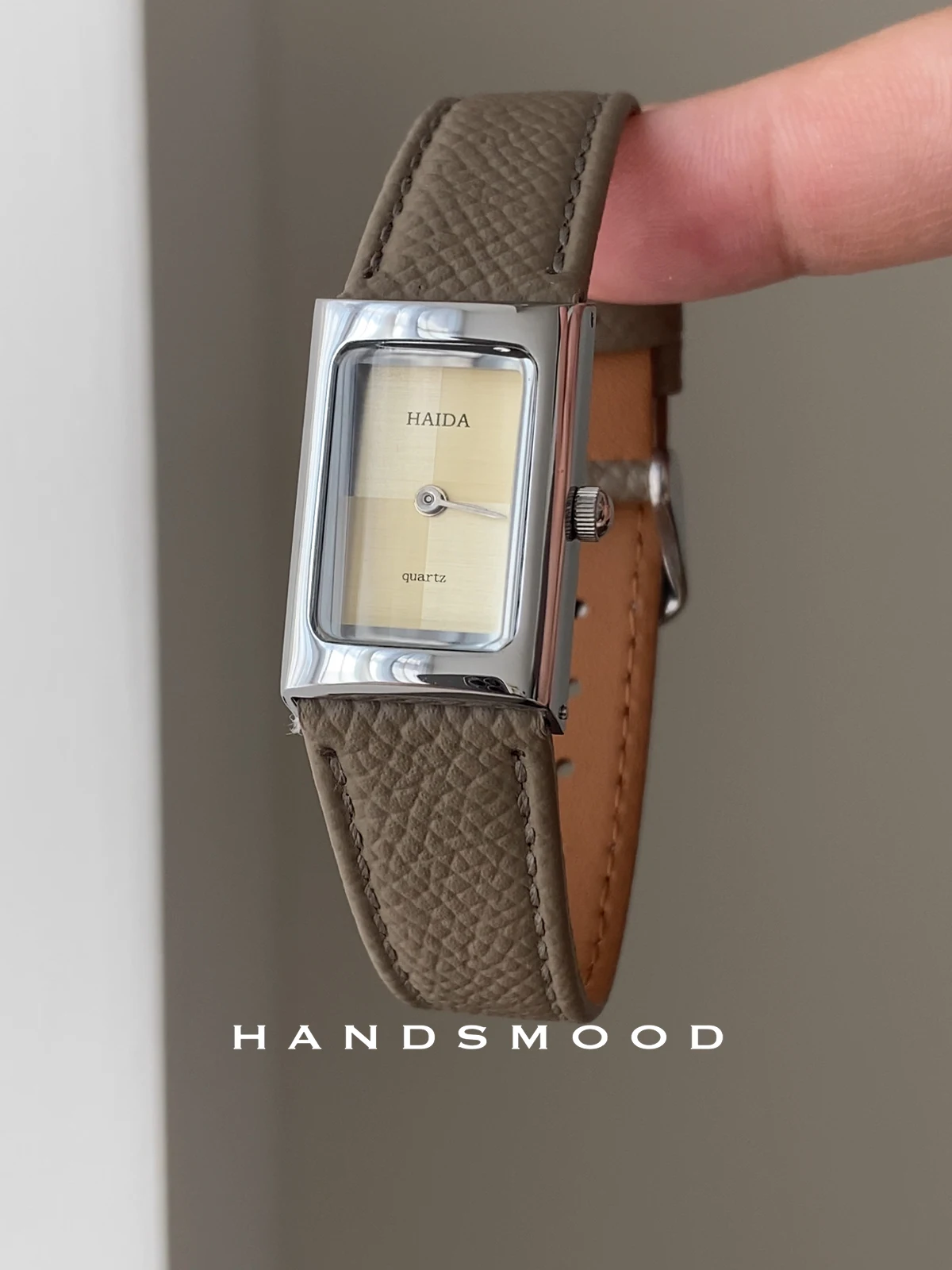 Elegant women's watch, new design, sophisticated retro style, square casual quartz watch, fashionable quartz wristwatch.