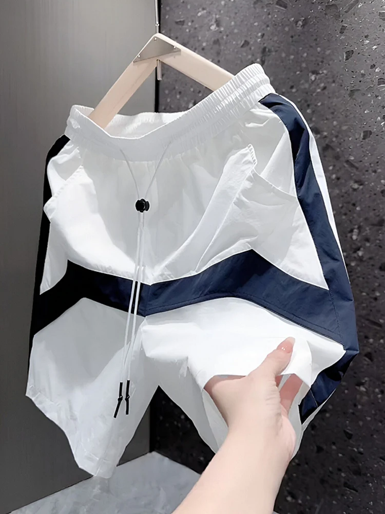 

Летние новые американские шорты с дизайнерскими вставками, повседневные, модные, свободные, универсальные, дышащие, быстросохнущие, спортивные, длиной до колена.