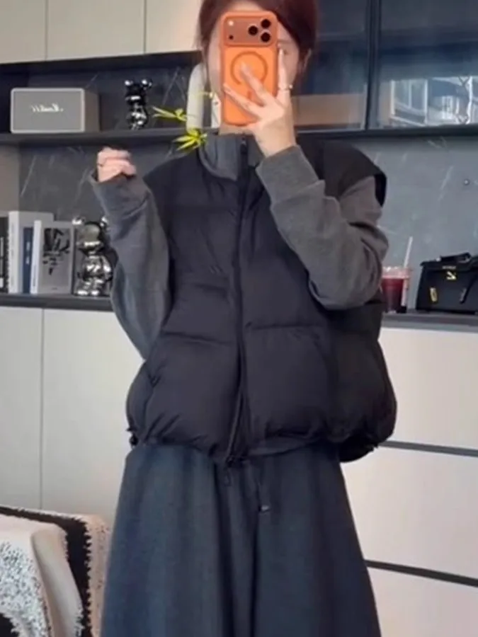 

Женский пуховый жилет 2025: Новинка осенне-зимнего сезона в корейском стиле, из белого утиного пуха, повседневный, универсальный, теплый, утолщенный, как верхняя одежда.