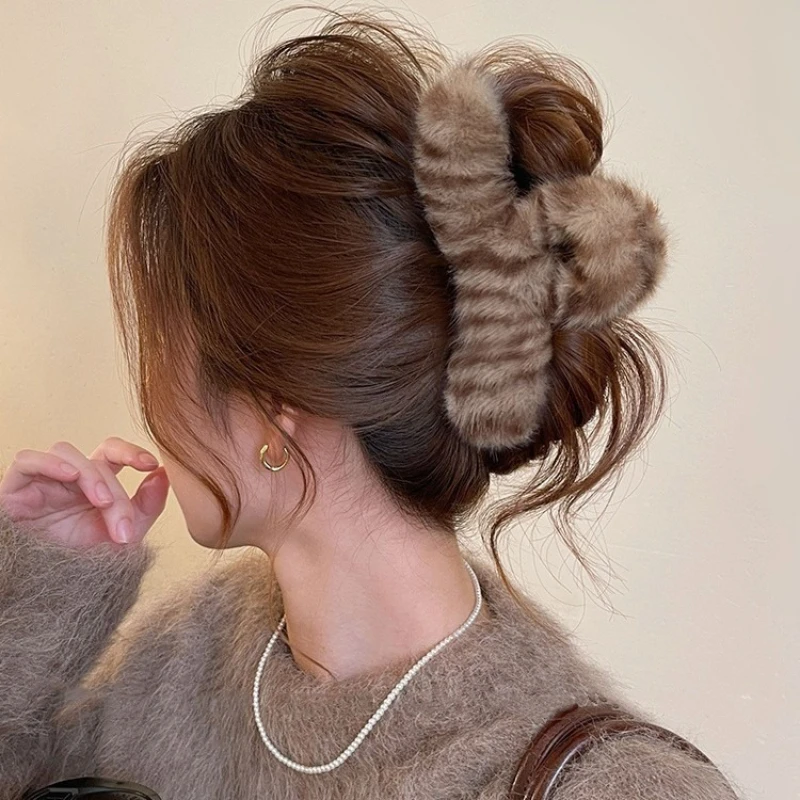 Winter Autumn Fluffy Leopard Print Hair Claw Clip Women  Furry Faux Fur Leopard Shark Clip Hair Accessories Plush Grab Clip
