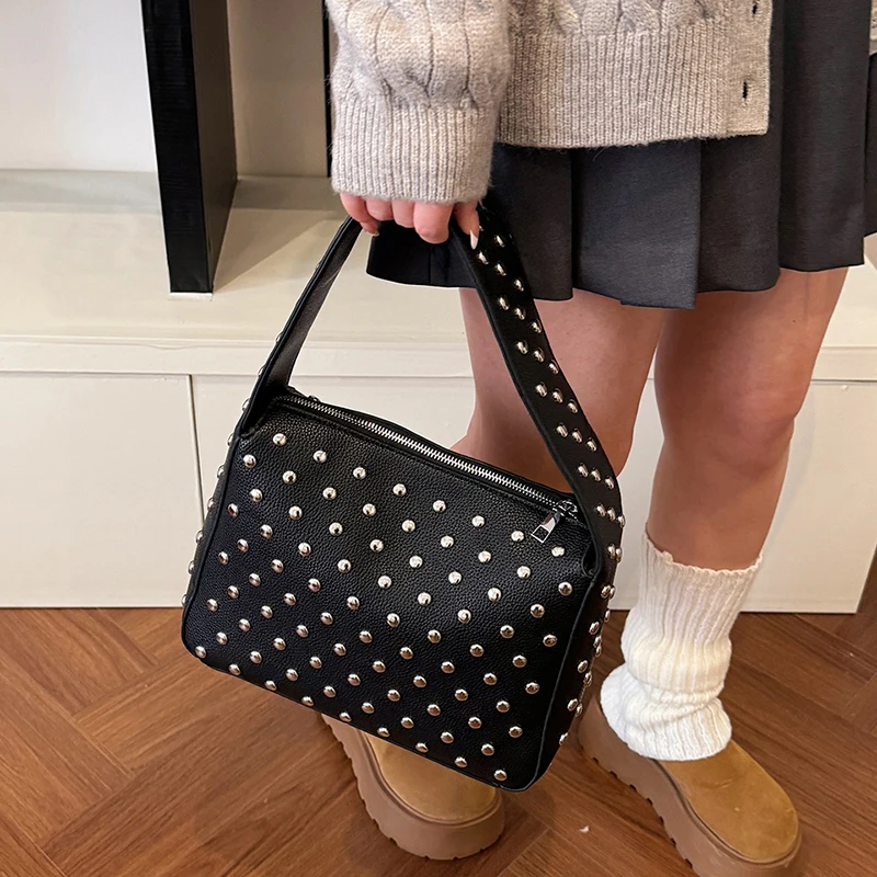 Modische Sling-Handtaschen, Shopper-Tasche, Nieten-Design, Hobo-Schultertaschen, 2024, schwarzer Punk-Stil, Unterarm-Schulter-Handtasche und Geldbörse – Detail 26