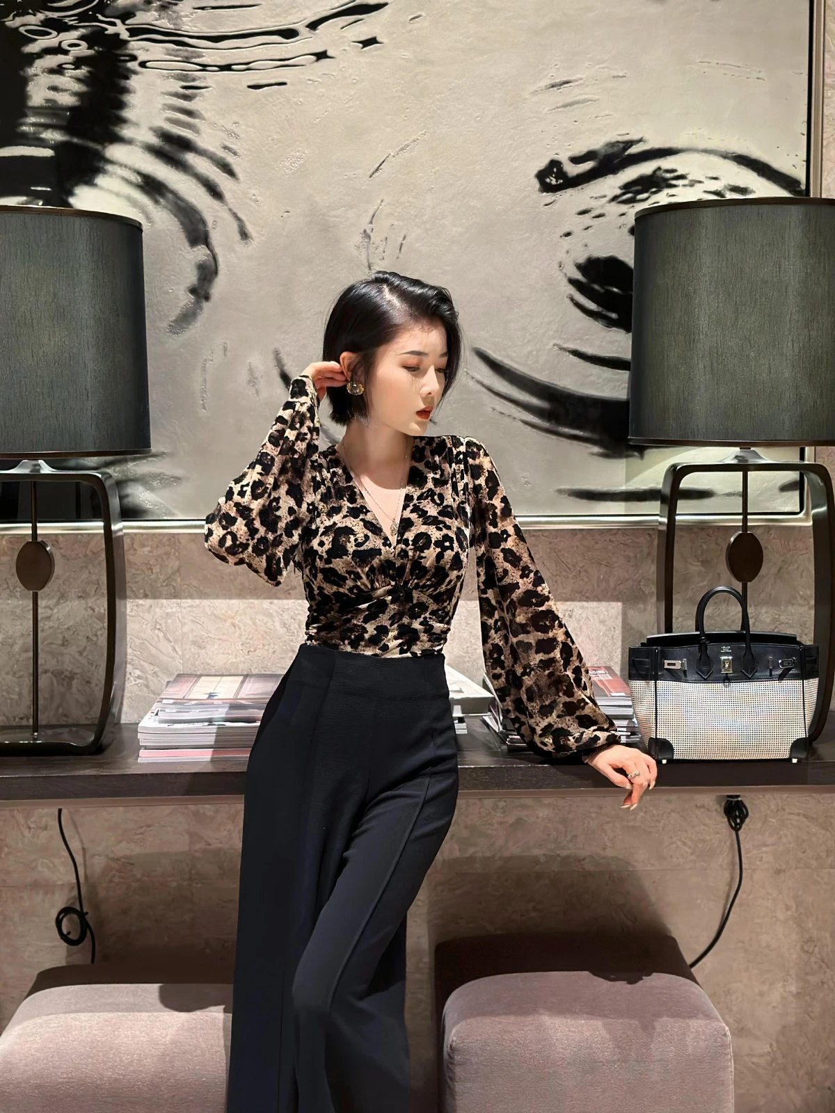 

Ele Slim Fit V-Ne T-irt with Lantern Sve And Floing Me Base Layer Top for Women in Autumn Leopard Print