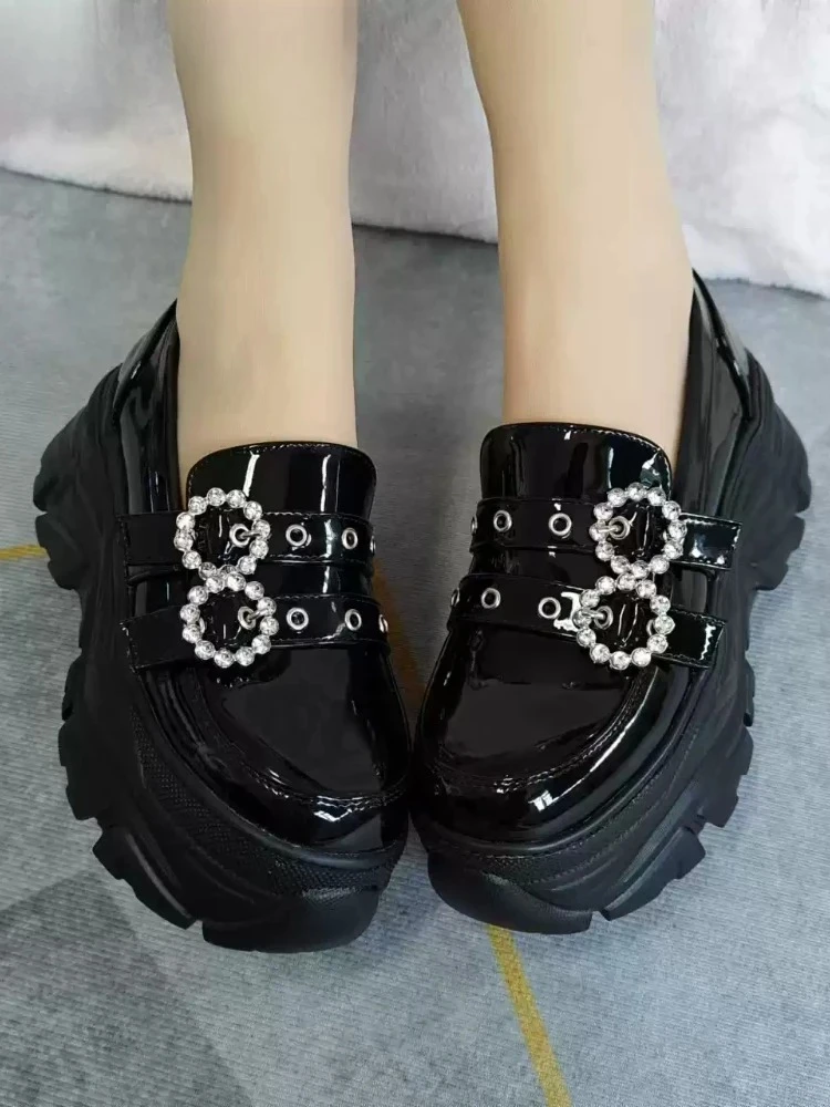 日本のロリータ風プラットフォームスポーツカジュアルシューズ、マイニングスタイル、量産、ダイヤモンドダブルバックル、黒革ハイヒール、レディース