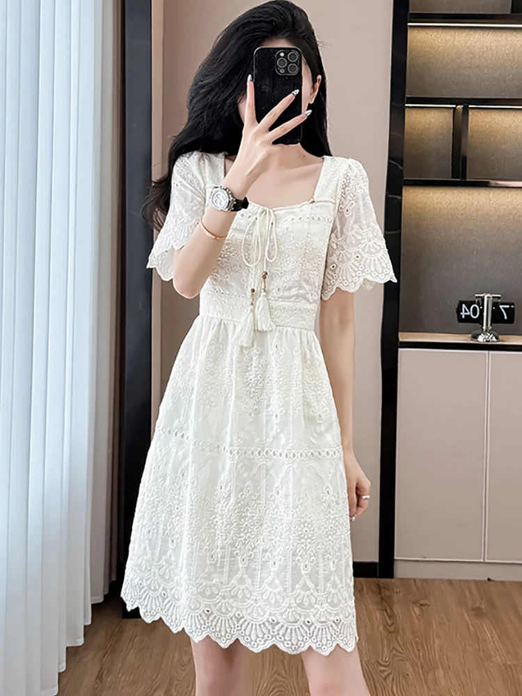 Wit borduurwerk uitgehold casual korte jurk voor dames zomer chique strik kwastje vierkante kraag jurk 2025, Koreaanse bodycon-jurken