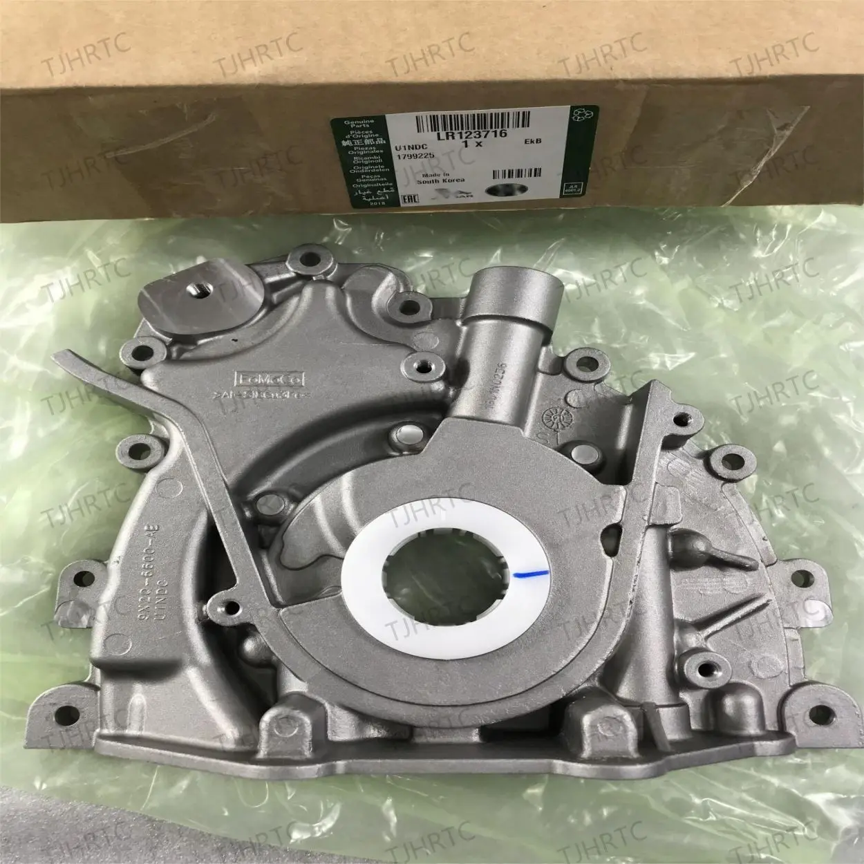 The Land Rover Jaguar oil pump assembly is suitable for Discovery 4 Range Rover Sport 10-18 XF/XJ oil pump LR123716 AJ814060