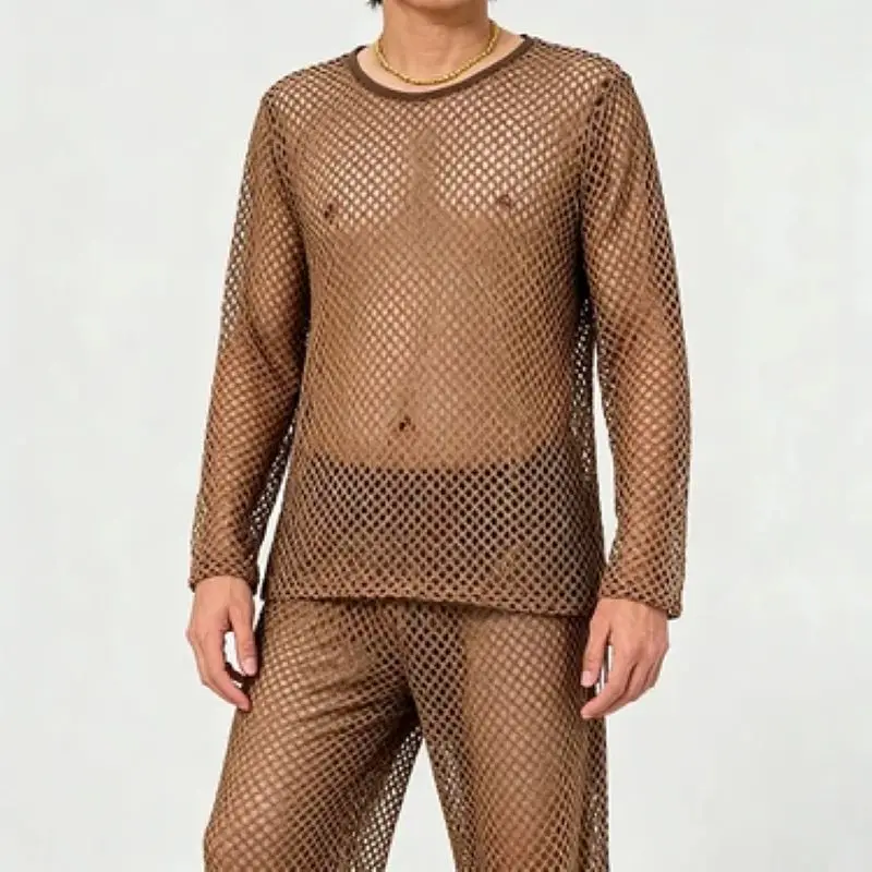 男性用、セクシーなブラウンのメッシュ素材、透け感のある長袖トップスとワイドレッグパンツのセット。普段着としても、パーティーやナイトクラブでのおしゃれな装いとしても。