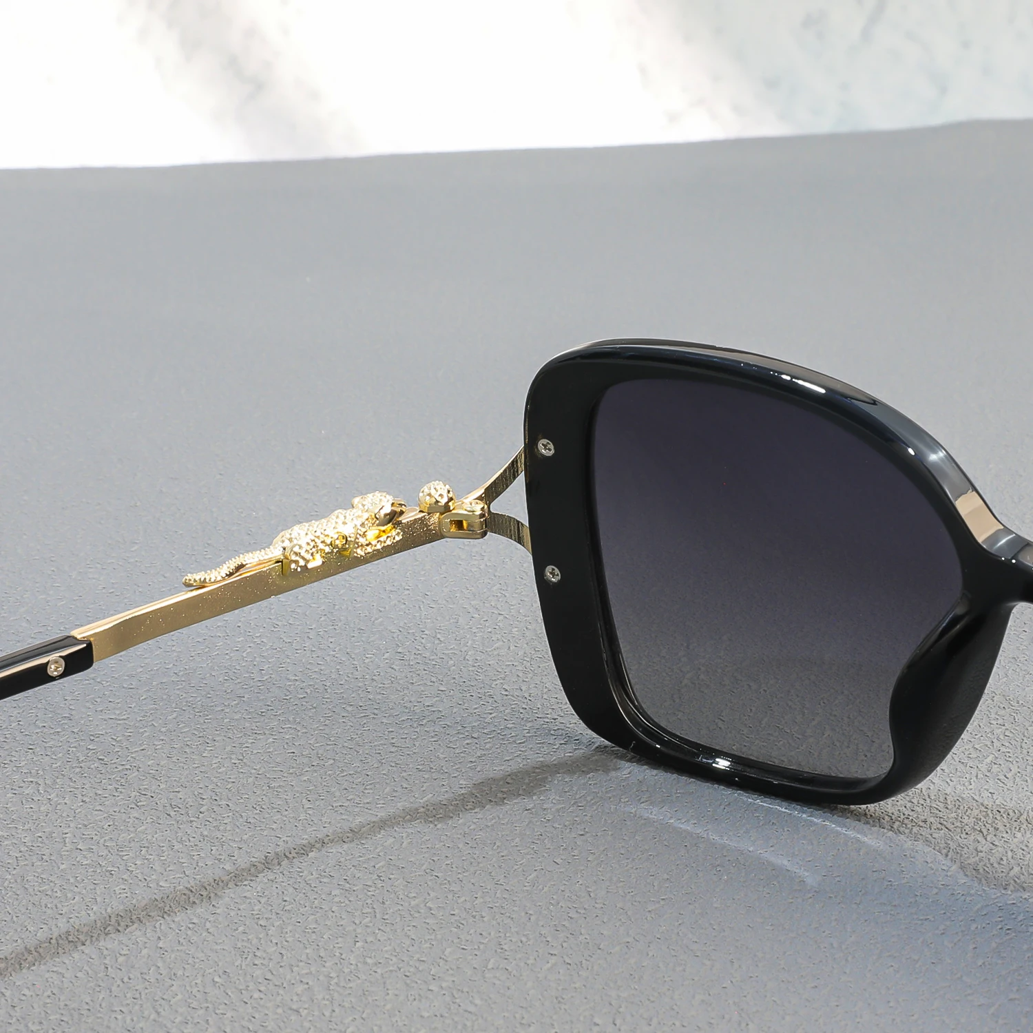 Polarisierte Damen-Luxus-Quadrat-Sonnenbrille, schwarz-goldener Dekorrahmen, hochwertige Markenbrille, UV-Schutz für die tägliche Mode – Detail 6