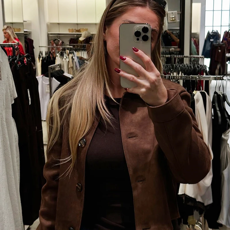 เสื้อแจ็คเก็ตผู้หญิง HXAO แจ็คเก็ตหนังกลับแบบครอป แจ็คเก็ตผู้หญิงสำหรับฤดูใบไม้ร่วงปี 2025 สีน้ำตาล แจ็คเก็ตทรงบอมเบอร์ ติดกระดุม แขนยาว เสื้อคลุมด้านนอก สไตล์เก๋ไก๋ สง่างาม