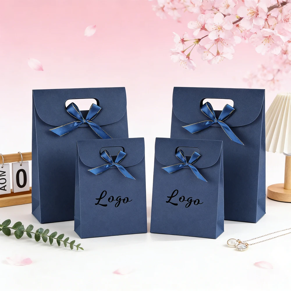 

Подарочная сумка-мешок с персонализированным логотипом, темно-синяя, с ручкой, клапаном и бантом, для конфет, сувениров, украшений, парфюмерии, для вечеринок, свадеб, подарков на душ, упаковка для парфюмерии