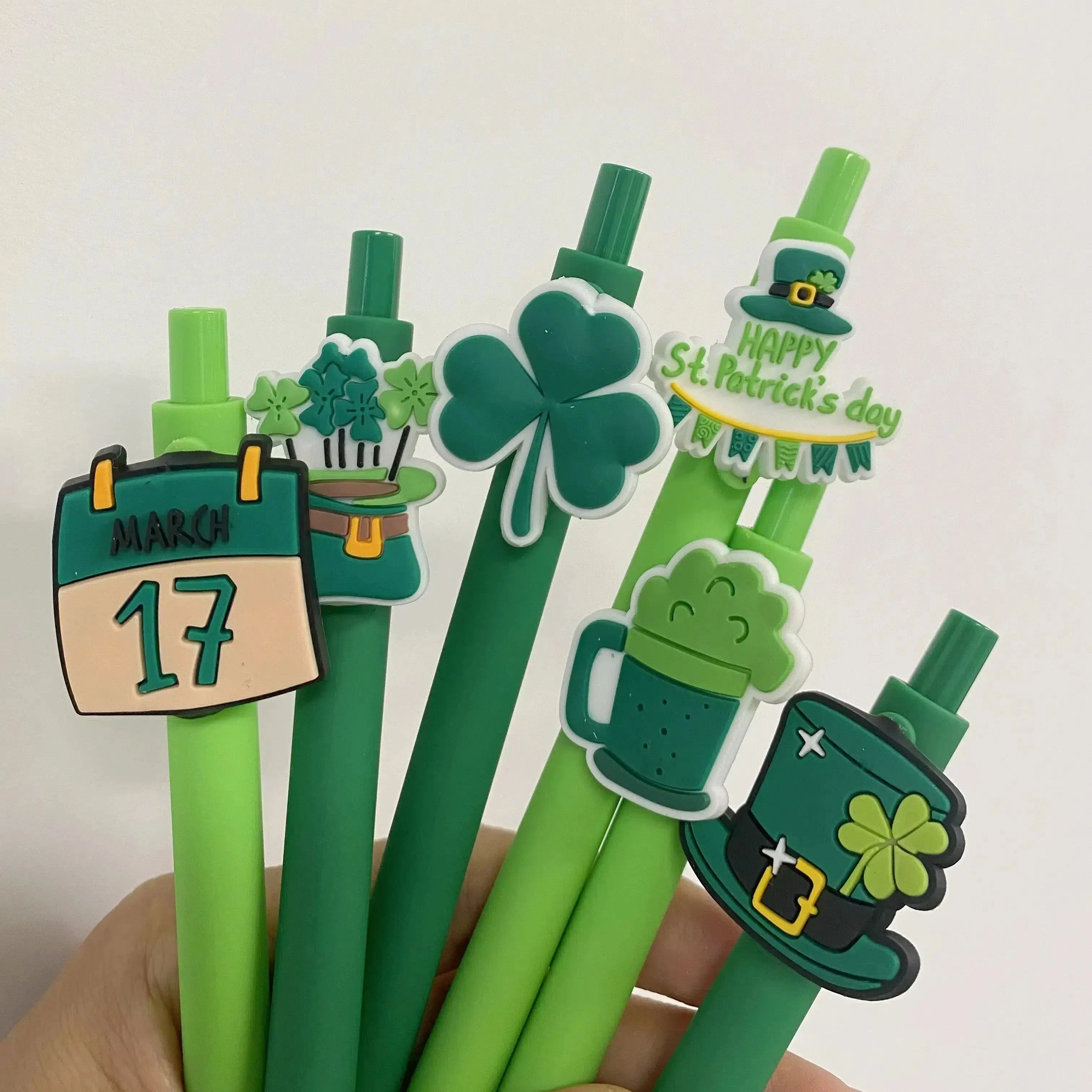 6pcs St. Patrick's Day GEL ปากกา, 0.5 มม.หมึกสีเขียวปากกา Four-Leaf Shamrock Design Fun PARTY Favors สําหรับโรงเรียน Office Home