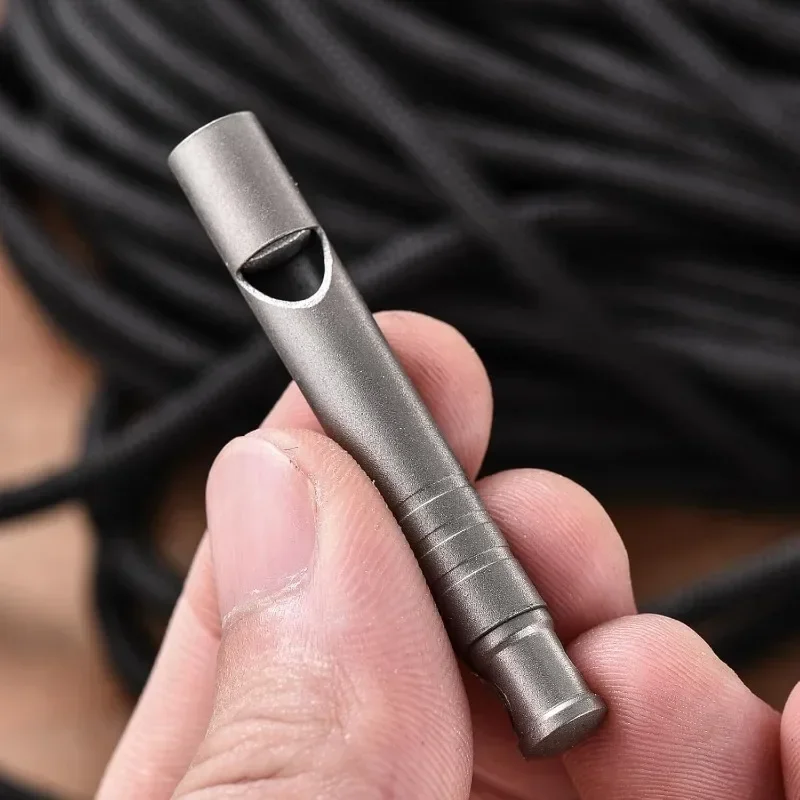 في الهواء الطلق التيتانيوم صافرة الطوارئ بقاء السلامة صافرة صغيرة EDC صافرة قلادة المشي لمسافات طويلة رحلة التخييم استكشاف البقاء على قيد الحياة