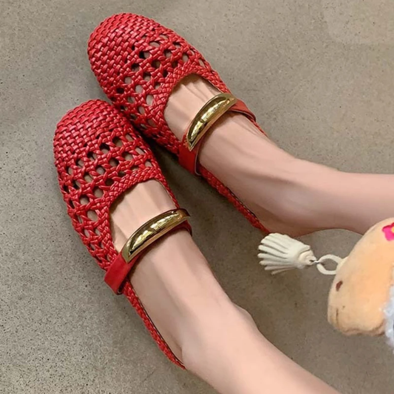 

Fashion Metal Decoration Woven Flat Slippers Women Summer Hollow Round Toe Brand Sandal Comfort Vacation Beach Loafers sandalias