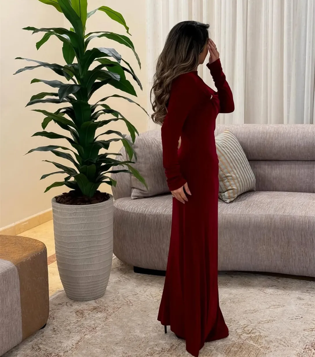 Maßgeschneiderte Abendkleider in Burgunderrot mit langen Ärmeln, Meerjungfrau-Krepp, O-Ausschnitt, plissiert, bodenlang, Hochzeitsgastkleid für Frauen