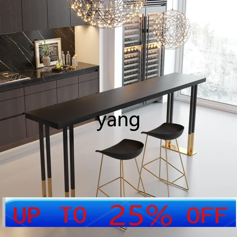 

Легкий роскошный барный стол и стулья из кованого железа из цельного дерева у стены, комбинация высокого стола и стула с длинной полосой