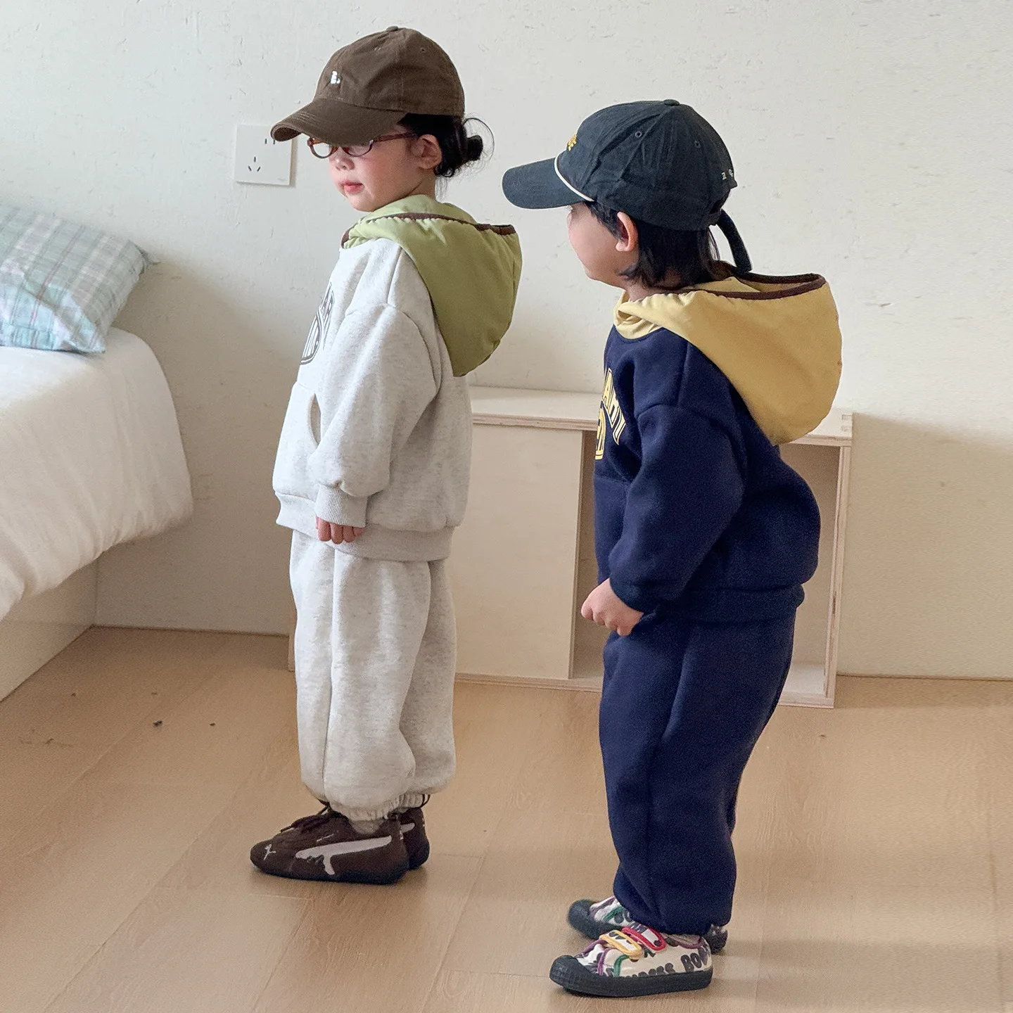 2026 Winter New Children Plus Velvet Thick Clothes Set Boys Girls Letter Print Fleece Hooded Sweatshirt 2pcs Suit Kids Outfits