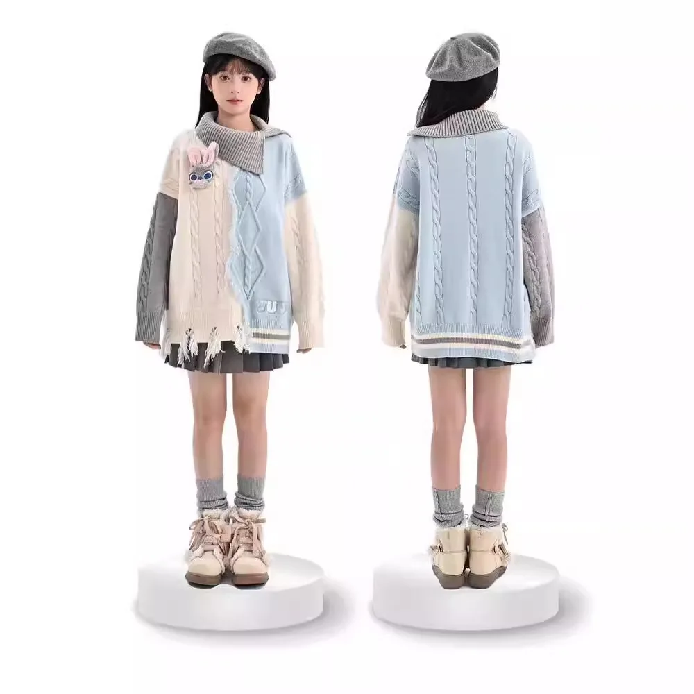 Sweter damski z dzianiny, z pączkowatym wzorem, półgolf, asymetryczny kołnierz, kontrastowe kolory.