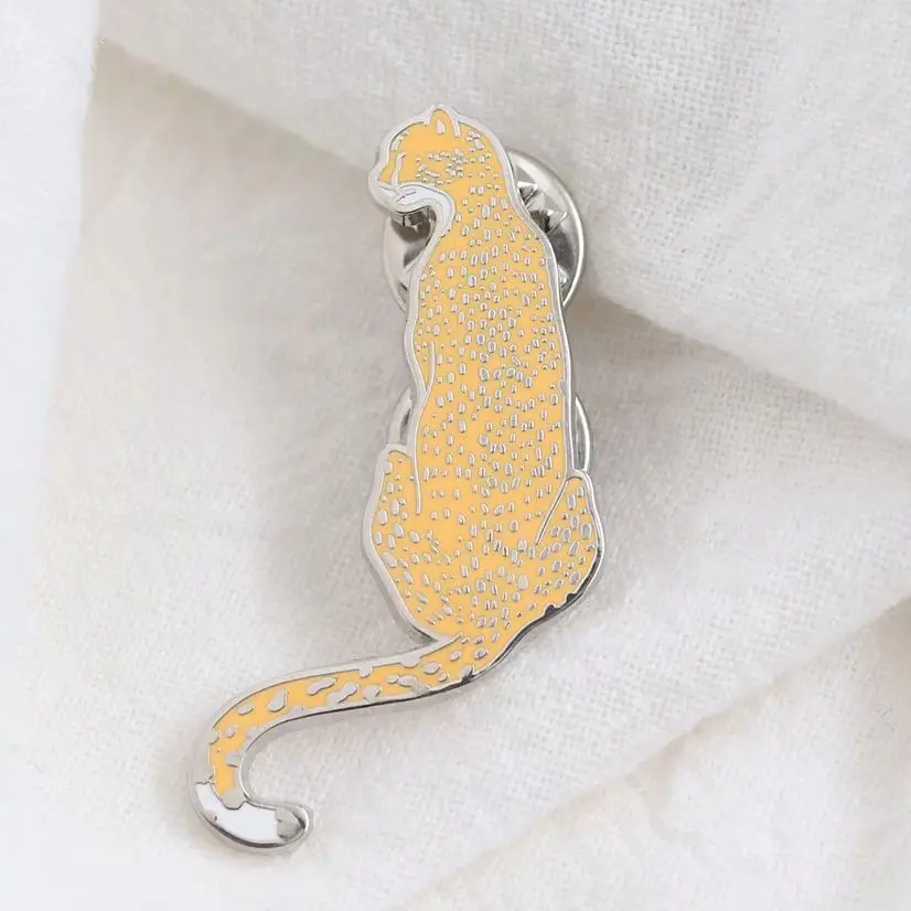 Broche en émail Guépard assis, motif léopard, badge en métal, bijou de revers, cadeau créatif pour les amoureux de la faune et des amis