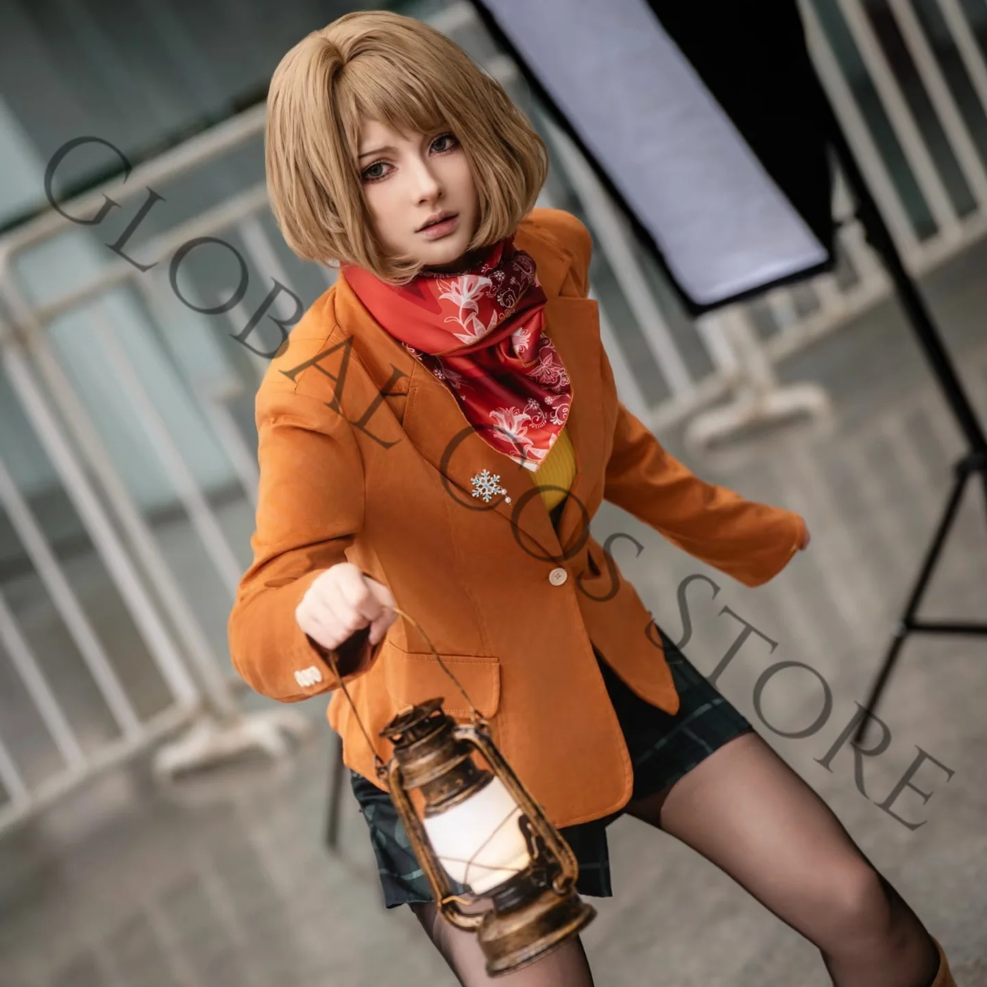 

Green Skirt Red Floral Scarf Snowflake Brooch Coat Set Graham Cosplay Yellow Unifrom Costume Wig Game Resident Evil 4 Remake