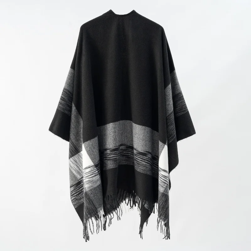 A woman\'s shawl with knitted fringed double-sided latticework outside her autumn and winter cloak is geometrically warm