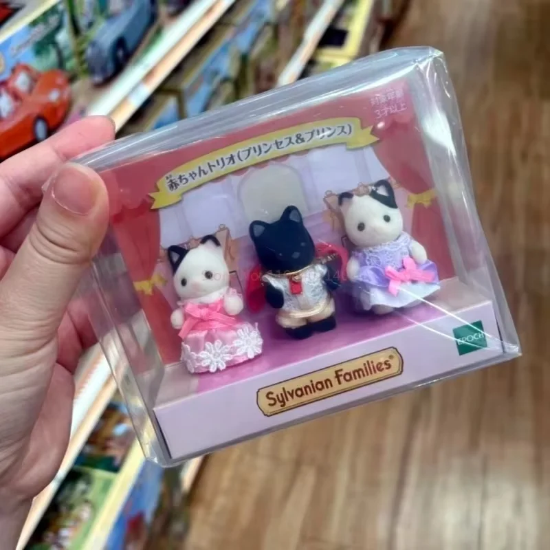 Nuevo conjunto de disfraz de princesa Príncipe de las familias Sylvanian, figura de acción, bonita equipo de tres muñecas, decoración de habitación, acompañamiento de juguete para padres e hijos