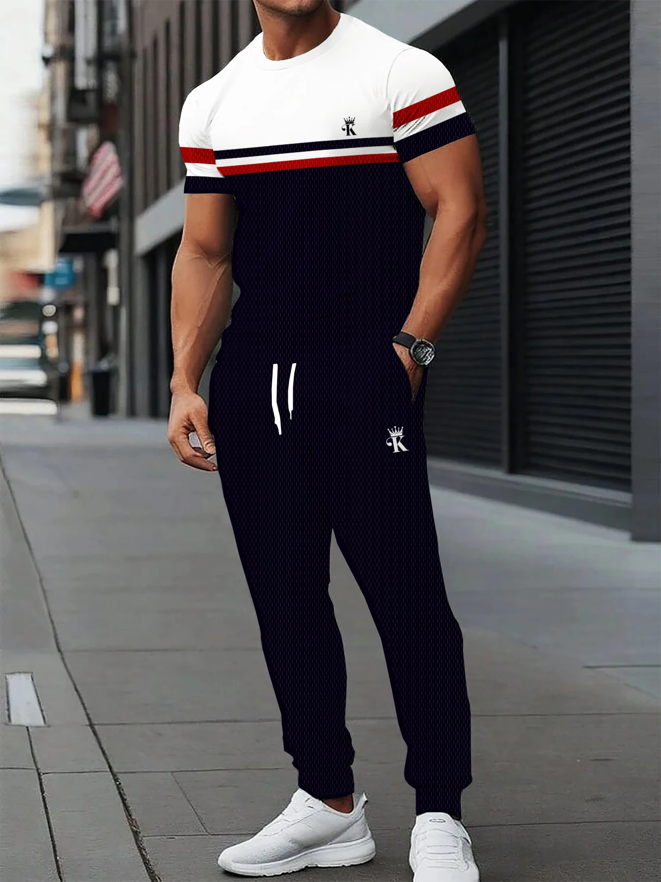 เสื้อยืดคอกลมผู้ชายลายตัวอักษรพิมพ์ลายต่อผ้า ระบายอากาศ แห้งเร็ว ทันสมัย เนื้อผ้านุ่ม สไตล์สตรีท ชุดเสื้อยืด