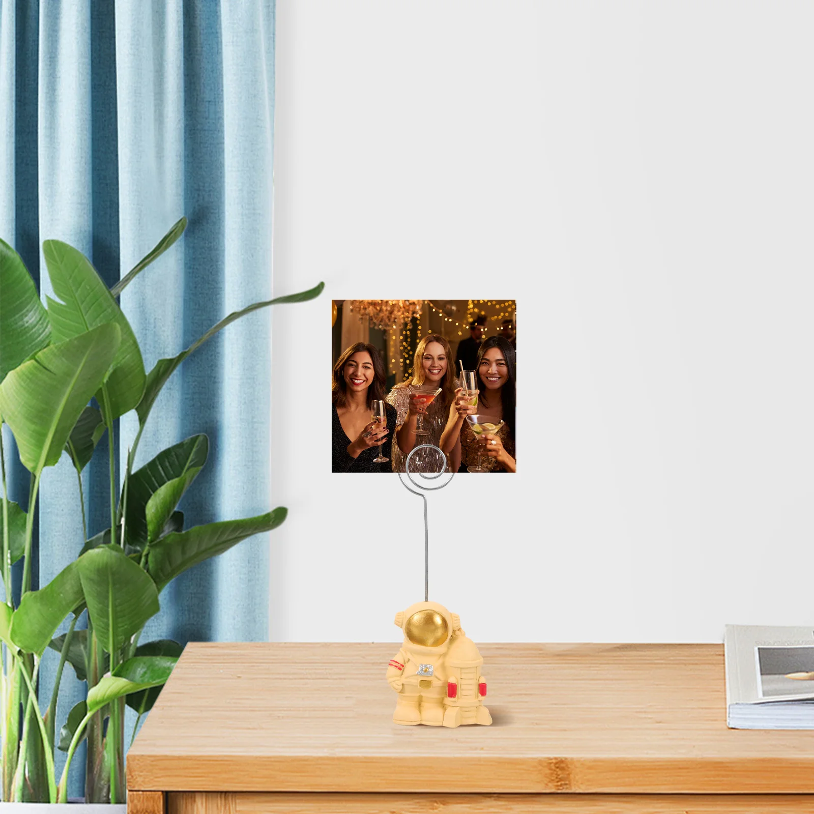 

Astronaut Card Holder Creative Statue Table Number Stand Picture Clip Display Home Office Wedding Decor Memo Holder