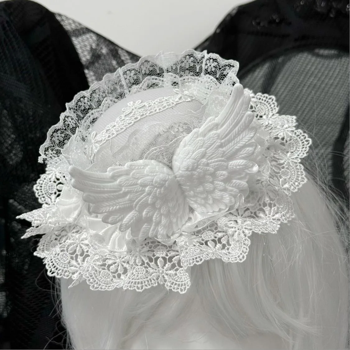 Mini chapeau gothique élégant Lolita fait à la main avec aile d'ange blanche, accessoire pour cheveux doux, couvre-chef de sous-culture à la mode pour femmes