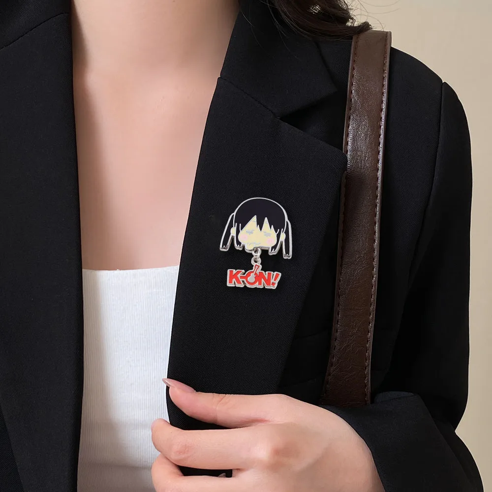 Anime K-ON Nakano Azusa Charakter Emaille-Pin Niedliche Cartoon-Brosche mit zwei Schwänzen Modisches Accessoire Fan-Merchandise Sammlerstück – Detail 11