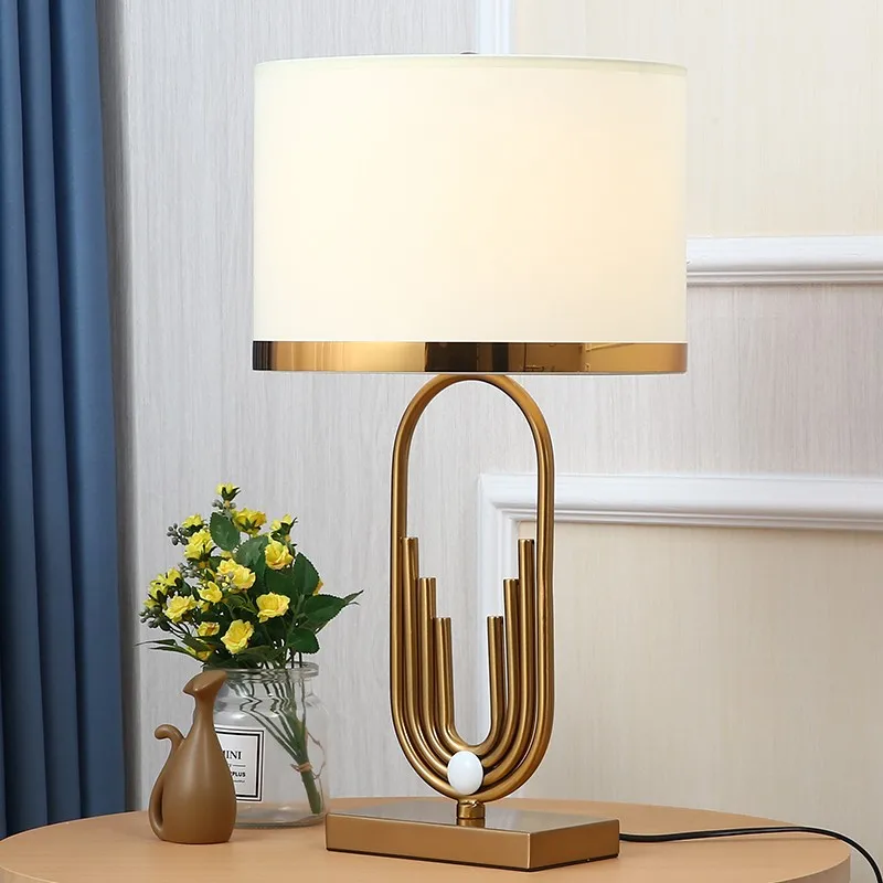 Iluminación moderna, lámpara de escritorio con pantalla de tela de latón y metal dorado, lámpara de mesa led decorativa para restaurante y sala de estar