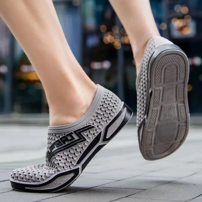Men's Summer Anti-slip Breathable Casual Slippers Thick Bottom Outdoor Wear Soft Bottom Toe Covering Beach Style Sandals