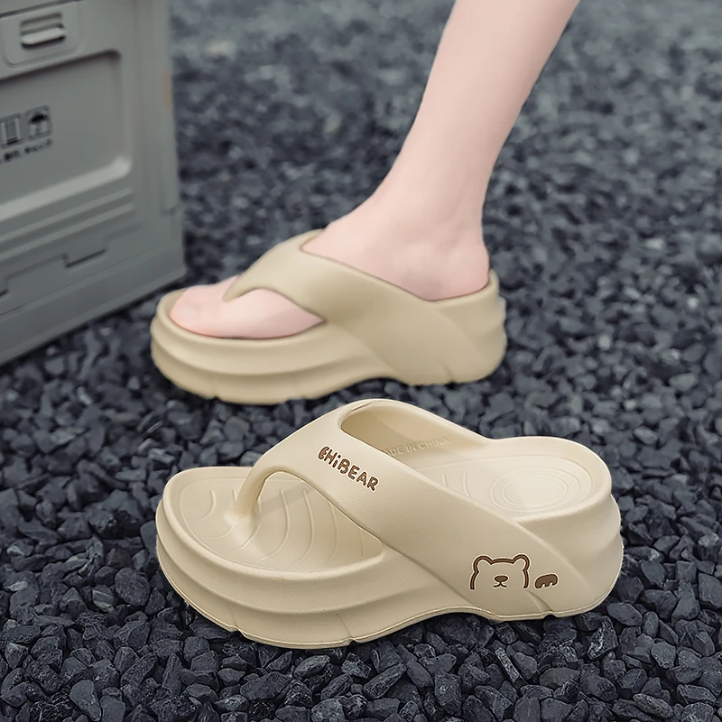 Nuevas chanclas de playa para mujer, zapatos de plataforma de verano, zapatillas de calle suaves de EVA para niñas, chanclas de suelo de casa con estilo de dibujos animados bonitos para mujer