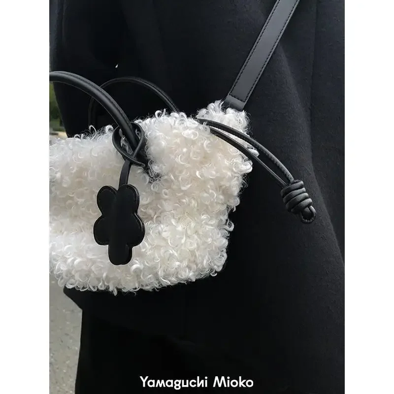 Women Winter Bags 2023 New Fashionable Lamb Wool Carry-on Plush Bag Niche Design Sense Crossbody Bag Mini Cute Fur Bag