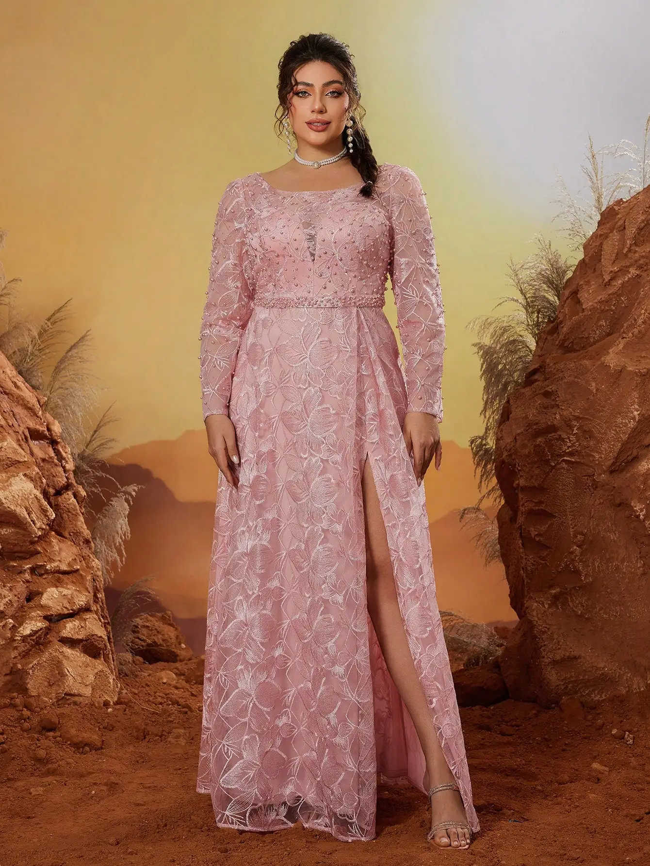 Sukienka Anpoket z okrągłym dekoltem, bufiastymi rękawami, haftem z koralików, koronką, długimi rękawami, aplikowanymi zdobieniami i rozcięciem z boku.