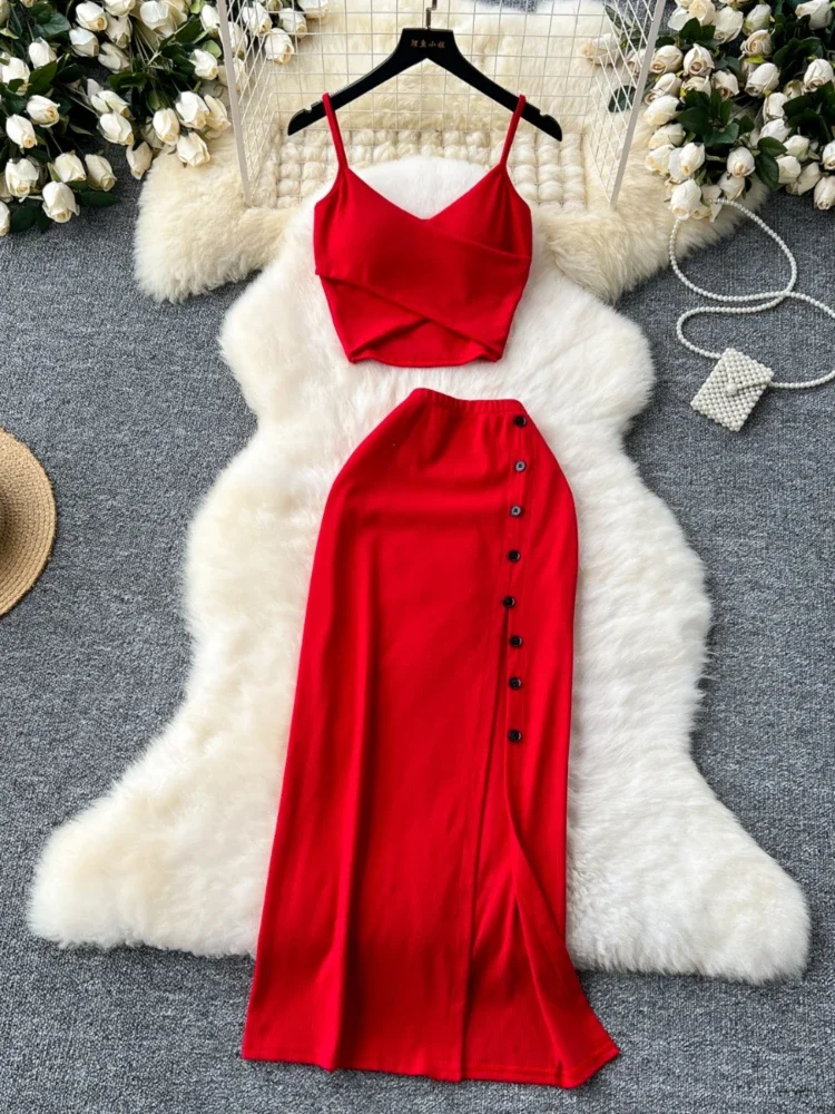 ชุดเซ็ต 2 ชิ้นสำหรับผู้หญิง สไตล์เซ็กซี่สำหรับฤดูร้อน เสื้อครอปแขนกุดคอวีสีพื้น และกระโปรงยาวผ่าข้างเอวสูงยืดหยุ่น