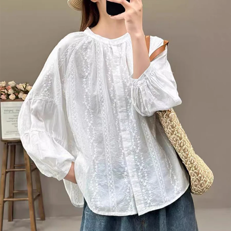 Camisas blancas con bordado Floral para mujer, blusas elegantes de manga larga acampanada para primavera y otoño, cuello redondo, botonadura única para mujer