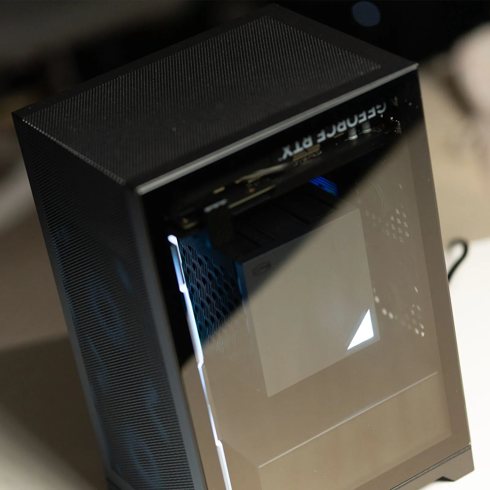 Shiny Snake L200 mini itx ケース　自作PC Shiny Snake が L200 っていう新しいITXケース出したみたいだけど