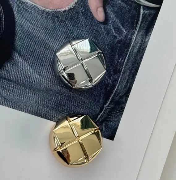 10 шт./лот, размер: 18 мм/26 мм, металлические пуговицы в минималистском стиле, модные женские пуговицы, пальто, куртка, швейные аксессуары (KK-3616) 10 шт./лот, размер: 18 мм/26 мм, металлические пуговицы в минималистском стиле, модные женские пуговицы, пальто, куртка, швейные аксессуары (KK-3616)