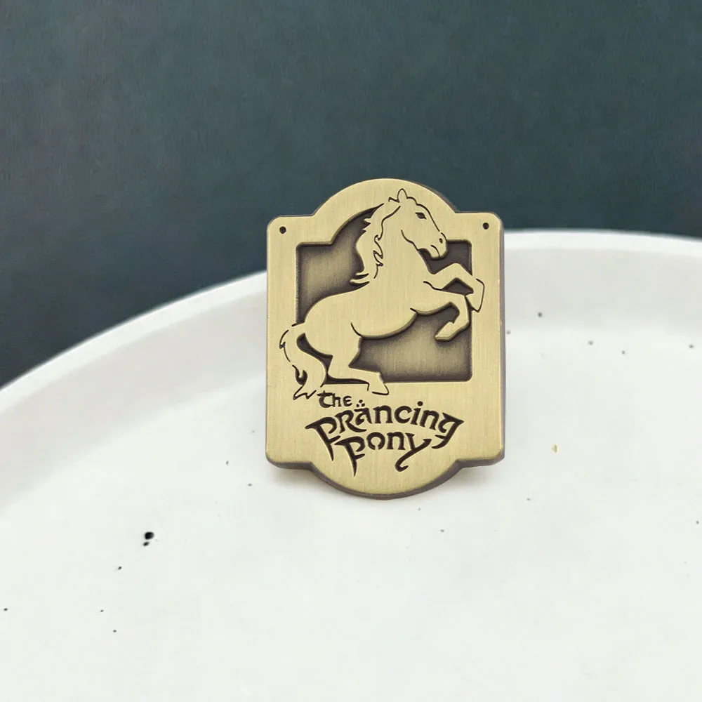 Das springende Pony Emaille-Brosche Fantasy-Tavernenschild Anstecknadel Mysteriöses Abenteuerfilm-Merchandise Fangeschenk – Detail 8