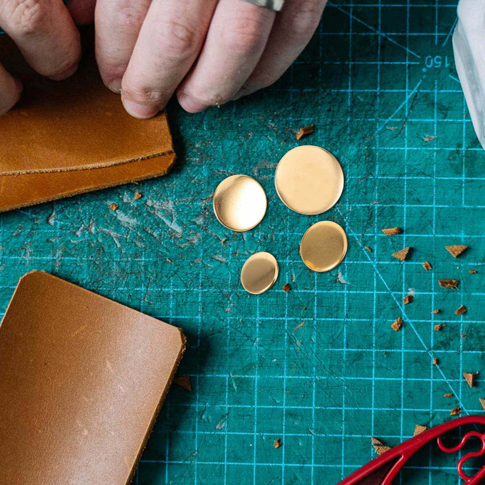 80 szt. Złote Miedziane Guziki Elegancki Okrągły Design Guziki do Mundurów, Marynarek, Garniturów, Wymienne Guziki do Szycia, Guziki do Ubrań w Stylu Vintage