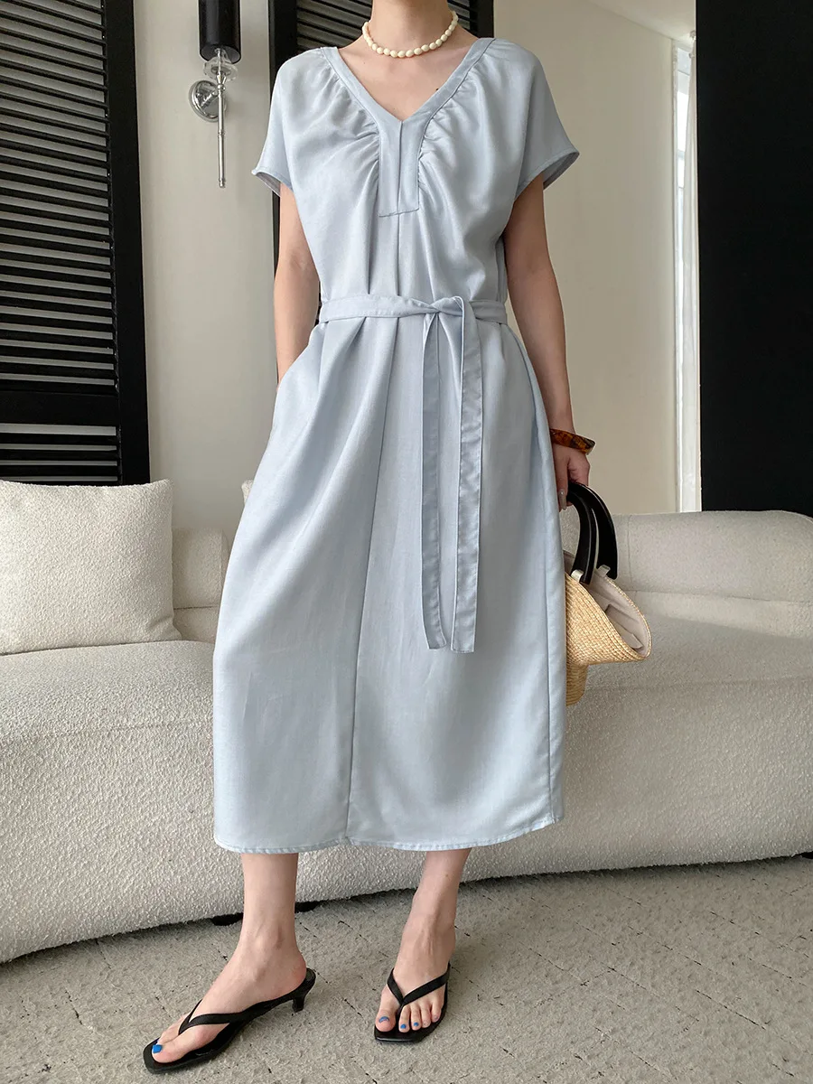 Sommerliches Damenkleid in unifarbenem Design mit V-Ausschnitt und Schnürung an der Taille für eine schlanke Silhouette. – Detail 21