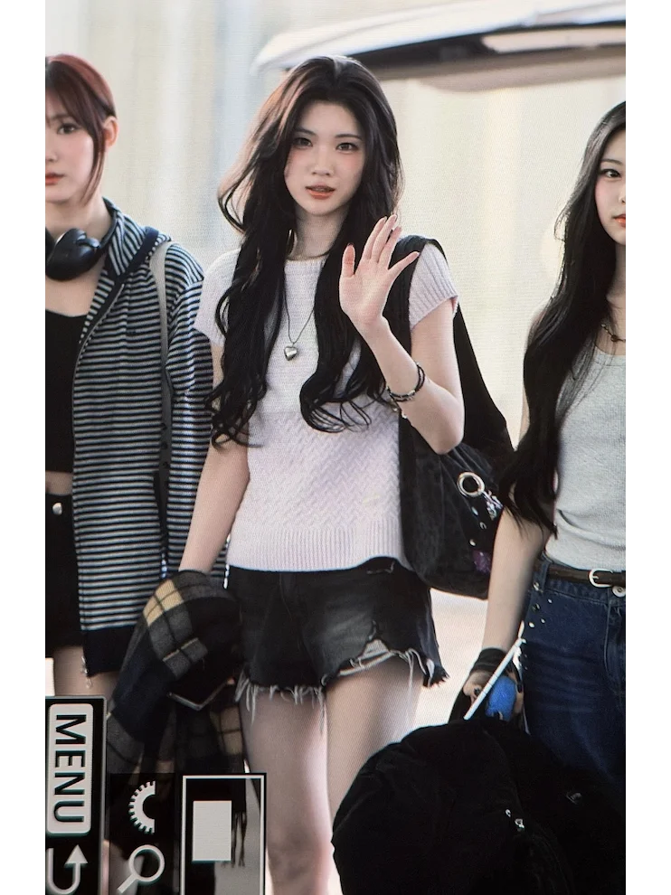 

Korean Style Knitted Vest Top Heart Patterned Faded Denim Jeans Hole Punching Retro Love Star Knitted Sweater Women's Fashion