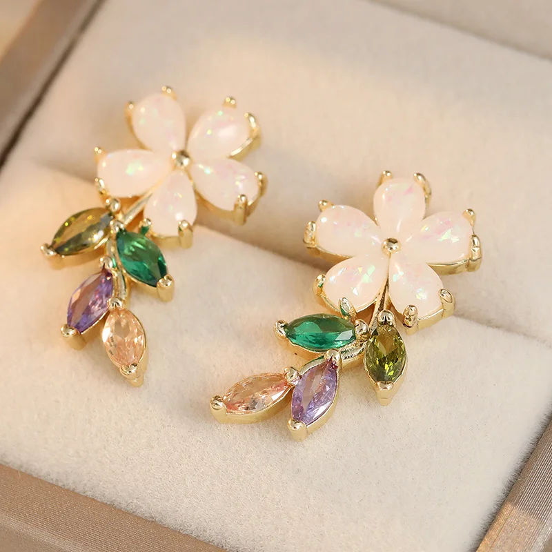 Exquisite Blumen-Ohrstecker für Damen mit mehrfarbigen synthetischen Zirkonen im frischen Waldstil, modischer, süßer Schmuck