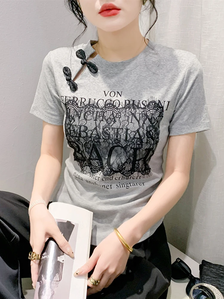 เสื้อยืดทรงสลิมฟิต แขนยาว ปักลายจีนแบบใหม่ แต่งกระดุม ผ้าลูกไม้ ปักตัวอักษร ผ้าคอตตอนผสมโพลีเอสเตอร์ สไตล์สตรีท