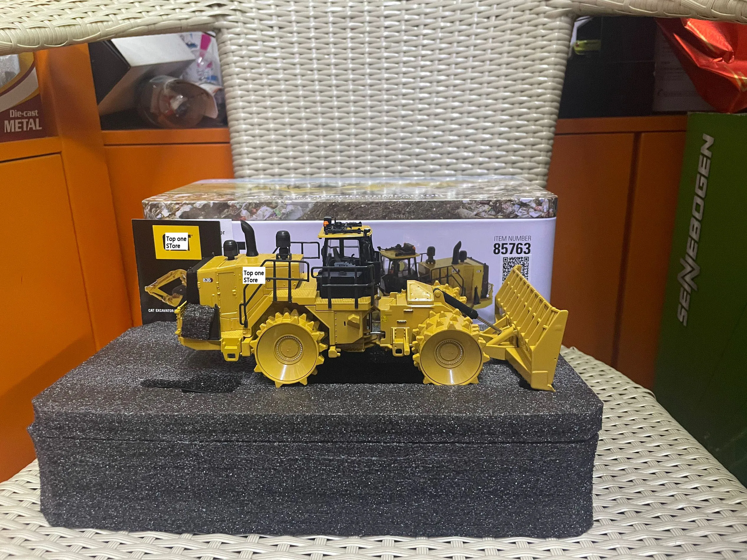 

DM 836 Landfill Compactor 1/50 Scale DieCast Masters 85763 Gift Collection Toy Model New in Box