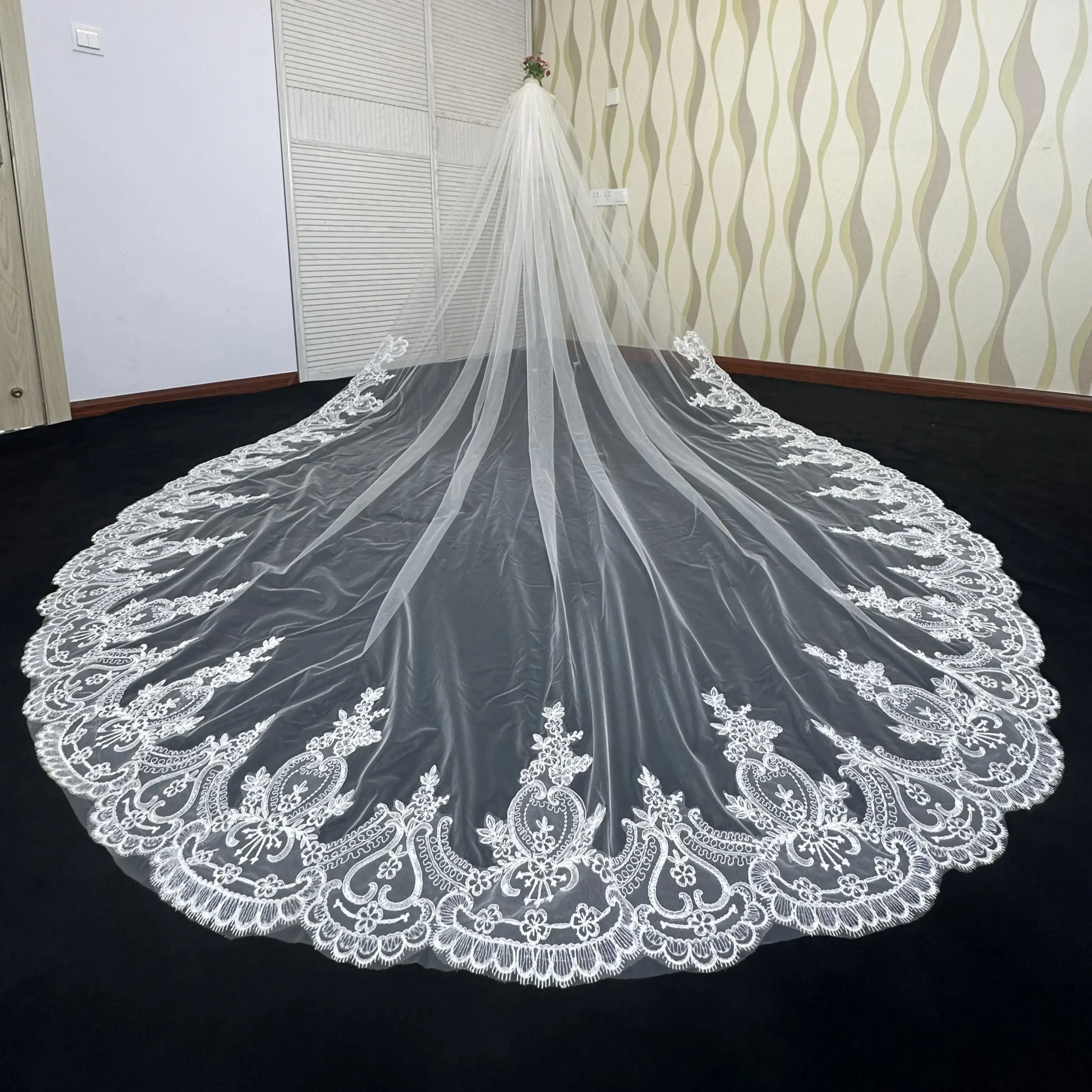 

Flower Lace Edged Appliques Veil with Comb 1 Tier Veil 3.5mx3m Long Cathedral Length Weding Bride Accessories