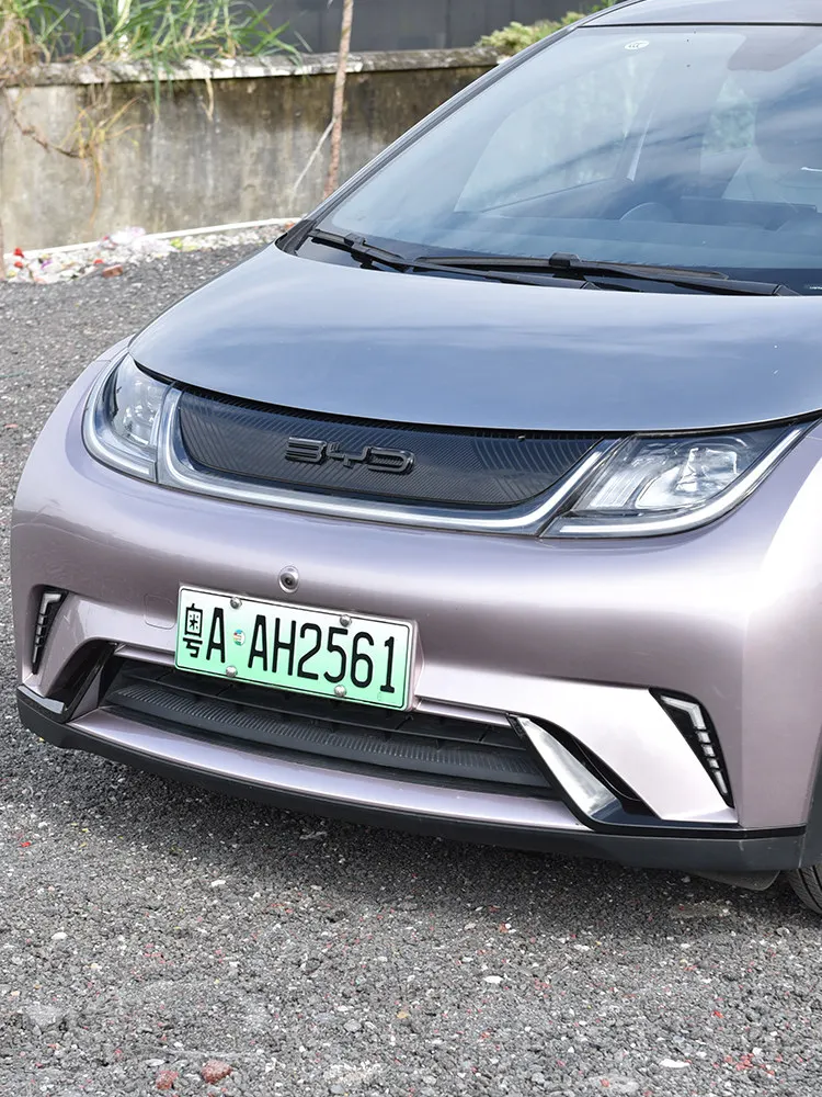 Für BYD Dolphin 2021-2026: Schwarzer Krieger Frontemblem aus Kohlefaser – Nicht demontierbare Abdeckung für die Frontmodifikation – Detail 5