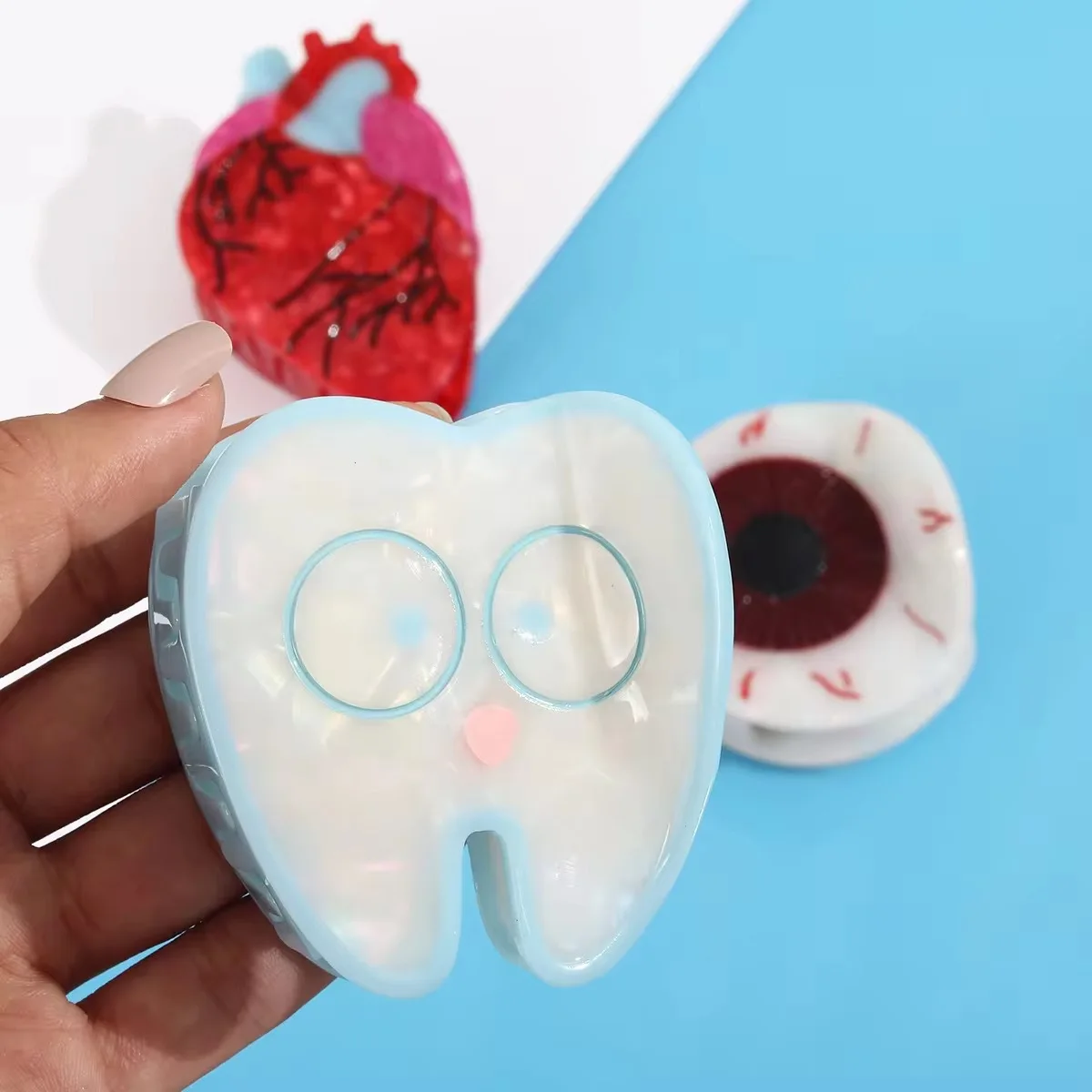 Clipe de garra da série médica de coração de pílula de bloco de cores |   Clipe de tubarão de desenho animado |   Acessório de cabelo de rabo de cavalo meio-up de última geração